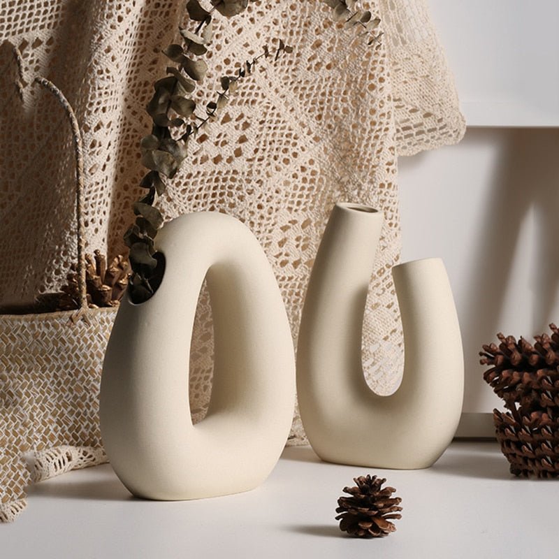 The Niomi – Off-White Ceramic Accents