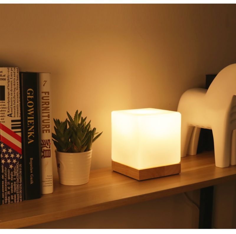The Niomi – Minimalist Table Lamp with Wood