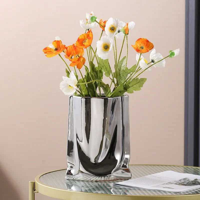 The Niomi – Modern Wavy Vase