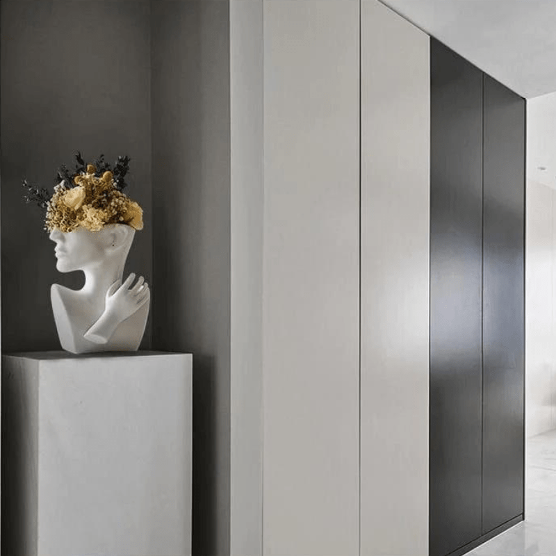 The Niomi – Abstract Face Vase